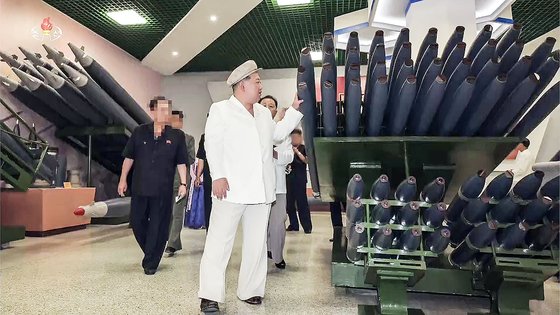 放射砲弾を触る北朝鮮の金正恩国務委員長／聯合ニュース・朝鮮中央テレビ