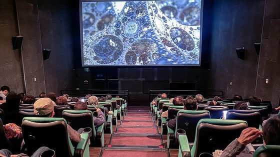 １３日午後、ソウル永登浦区のある映画館で観覧客が李承晩元大統領を再評価した映画『建国戦争』の上映を待っている。イ・アミ記者