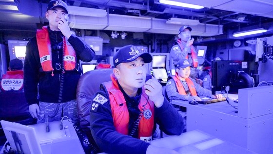 ７日午後、海軍第２艦隊司令部傘下の大邱（テグ）級護衛艦（２８００トン級）「ソウル」の戦闘指揮室で、乗組員がパク・チェジュン艦長（４２、真ん中）の指揮で戦闘訓練をしている。　［写真　韓国海軍］