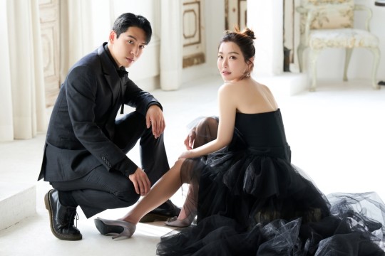 昨年結婚を公開し黒いウェディングドレス写真を公開した歌手Ｌａｄｙ　Ｊａｎｅと夫。［写真　Ｌａｄｙ　Ｊａｎｅ　ＳＮＳ］