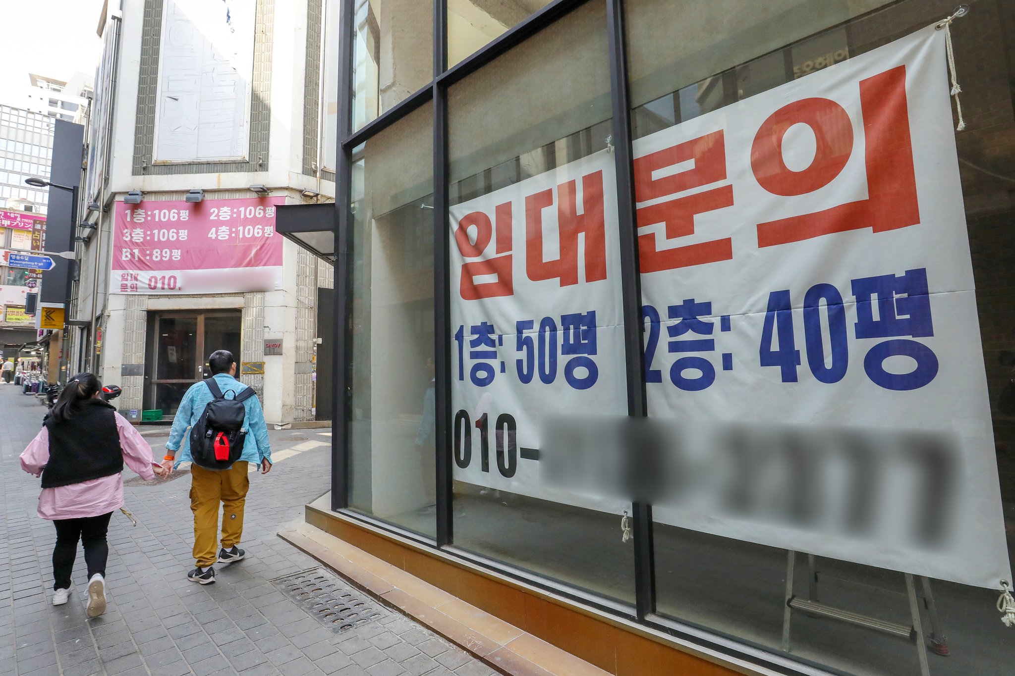 明洞の廃業した商店街に設置されたテナント募集の横断幕。［写真　ニュース１］