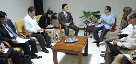 ２０１６年６月、大韓民国外交部長官としては過去初めてキューバを訪問した尹炳世（ユン・ビョンセ）当時長官がブルーノ・ロドリゲス外相と会談している。［写真　ハバナ外交部　共同取材団］