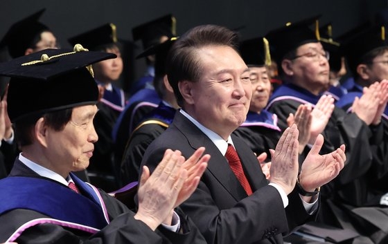 尹錫悦大統領が１６日、大田市儒城区（ユソング）のＫＡＩＳＴで開かれた２０２４年学位授与式に参加して拍手をしている。［写真　大統領室通信写真記者団］