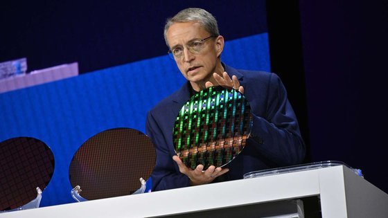 インテルのゲルシンガー最高経営責任者（ＣＥＯ）が昨年９月１９日に開かれた「インテルイノベーション２０２３」で１．８ナノ基盤ウエハーを紹介する姿。［写真　インテル］