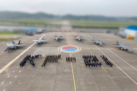 防衛事業庁は昨年６月２８日、国産超音速戦闘機ＫＦ－２１（ボラメ）の最後の試製機６号機が慶尚南道泗川（サチョン）第３訓練飛行団で午後３時４９分に離陸し、３３分間の飛行に成功したと明らかにした。写真はＫＦ－２１試製６号機。　防衛事業庁