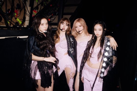 ２０１６年にデビューしたＢＬＡＣＫＰＩＮＫ（ブラックピンク）は２０２３年にＹＧとの再契約でグループ活動に対してのみ合意した。［写真　ＹＧエンターテインメント］