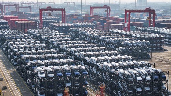 中国太倉港国際コンテナターミナルでＢＹＤの電気自動車が船積みを待つ様子。［写真　ＡＦＰ＝聯合ニュース］