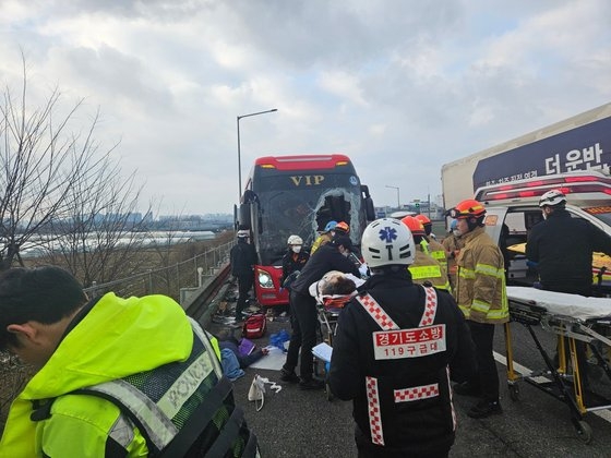 高速道路を走行していた貨物トレーラーのタイヤが外れて観光バスに直撃し、バス運転手を含む２人が死亡した。　［写真　京畿道消防災難本部］