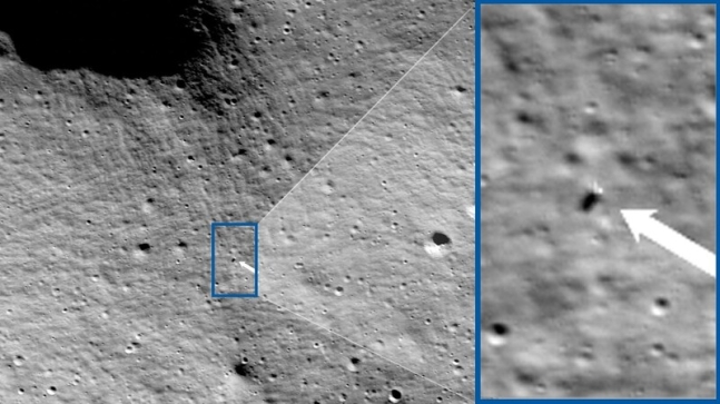 米国の月偵察軌道船（ＬＲＯ）が月の上空９０キロで撮影したノバＣ無人着陸船「ノバＣ」の様子。［写真　ＮＡＳＡ、インテュイティブ・マシーンズ］