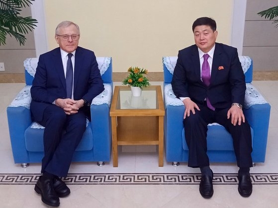駐北朝鮮ロシア大使のアレクサンドル・マツェゴラ氏（左）が１９日、平壌順安（スナン）国際空港でロシアに向かうチュ・ヨンイル情報産業相を団長とする国際会議代表団や、オ・グァンヒョク体育相（右）を団長とする体育省代表団を見送ったと、駐北朝鮮ロシア大使館のホームページに明らかにした。［駐北朝鮮ロシア大使館のホームページ　キャプチャー］