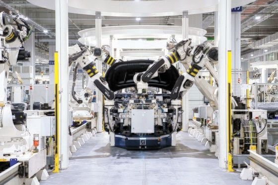 現代車グループシンガポールグローバル革新センター（ＨＭＧＩＣＳ）では昨年初めて自動車５９５台が生産された。ＨＭＧＩＣＳ内のロボットがアイオニック５を組み立てている。　［写真　現代車グループ］