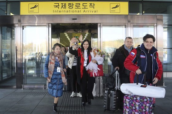 平壌国際空港に到着したロシア人団体観光客の様子。［写真　ＡＰ＝聯合ニュース］