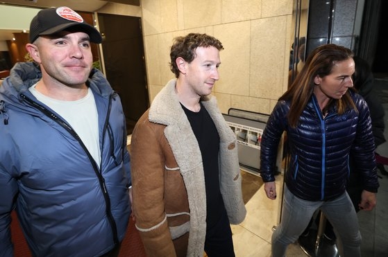 フェイスブックを運営するメタのマーク・ザッカーバーグ最高経営責任者（ＣＥＯ）が２７日、ソウル金浦ビジネス航空センター（ＳＧＢＡＣ）から出てきた。［写真　共同取材団］