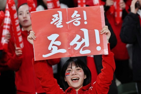 「必勝朝鮮」カードを持って応援する朝鮮総連系列の女性応援団　（ロイター＝聯合ニュース）
