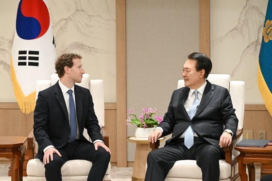 韓国の尹錫悦（ユン・ソクヨル）大統領が先月２９日、ソウル竜山（ヨンサン）大統領室で訪韓中のメタ（Ｍｅｔａ）ＣＥＯのマーク・ザッカーバーグ氏と歓談している。［写真　大統領室］