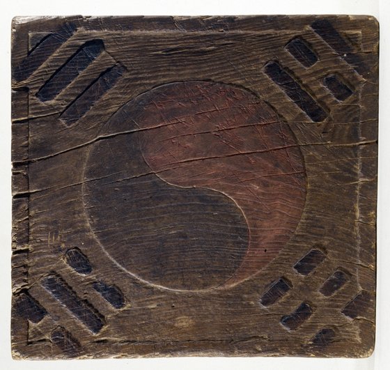 太極旗の木版。三一運動の時、太極旗を大量に印刷するために製作された。印刷用なので太極と四卦が反対方向だ。［写真　韓国文化財庁］
