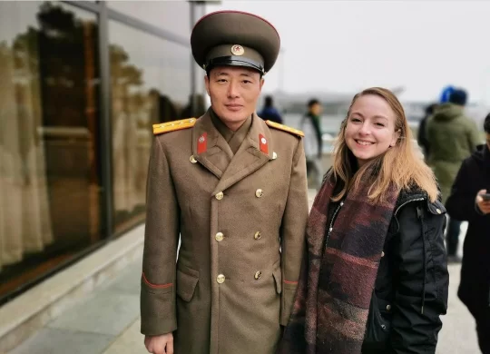 北朝鮮の様子を写真・動画で撮影してインスタグラムに投稿している女性インフルエンサー「ゾイ」（右）。［写真　ｚｏｅｄｉｓｃｏｖｅｒｓｎｋ］