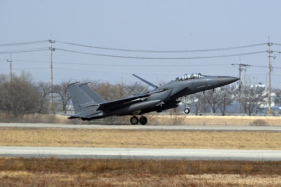 韓米連合演習「フリーダムシールド」初日の４日、韓米空軍の大隊級連合空中訓練「サンメ訓練」に参加するため空軍第１１戦闘飛行団１２２大隊所属のＦ－１５Ｋ戦闘機が空軍烏山（オサン）基地の滑走路に着陸している。　［写真　空軍］