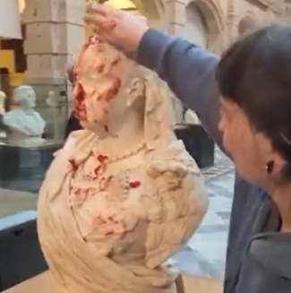 ３日（現地時間）、英スコットランドのグラスゴーにあるケルビングローブ美術館（Ｋｅｌｖｉｎｇｒｏｖｅ　Ａｒｔ　Ｇａｌｌｅｒｙ）で、女性環境活動家２人がビクトリア女王の胸像にジャムとスープをかけるテロを犯した。［Ｘ　キャプチャー］