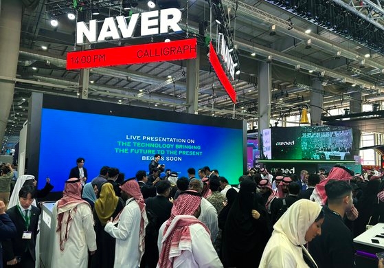 サウジアラビアで開かれた世界的ＩＴ見本市「ＬＥＡＰ２０２４」に参加したネイバーのブース。ネイバーはロボット専用ＯＳ「アークマインド」を公開した。［写真　ネイバー］