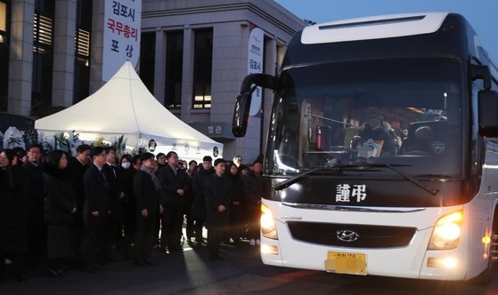 ８日午前、京畿道金浦市（キョンギド・キンポシ）の同市庁前で、悪質な苦情に苦しめられて亡くなった公務員Ａさん（３９）を哀悼する儀式が行われている。［写真　金浦市］