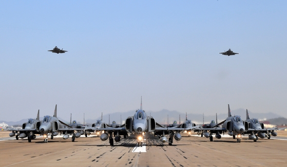 韓国領空を５５年間守ったＦ－４Ｅ「ファントム」の告別滑走　［写真　空軍］