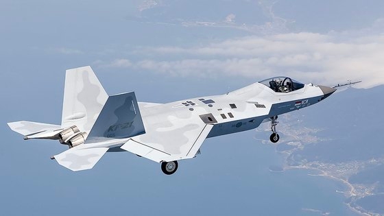 韓国型戦闘機ＫＦ－２１「ボラメ」の「最後」の単座（１人乗り）試製機「５号機」が昨年５月１６日に初飛行に成功した。　防衛事業庁