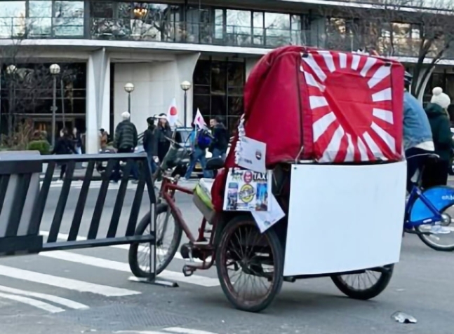 ニューヨーク市内やセントラルパークを走る「旭日旗人力車」［写真　徐坰徳教授］