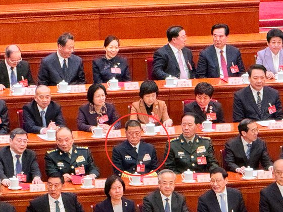 ５日の全人代開会式と６日の習近平主席が参加する解放軍・武警部隊代表団会議に出席せず身辺異常説が出ていた中国人民解放軍中央軍事委委員で政治工作部主任の苗華氏が１１日の閉会式に出席し健在を誇示した。これに対し全人代代表資格を維持した李尚福前国防相は閉会式まで姿を表わさなかった。シン・ギョンジン特派員