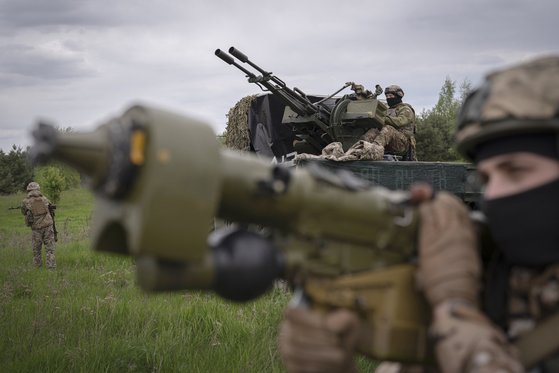 ロシアのドローンとミサイル撃墜の訓練をするウクライナ防空部隊員。［写真　ＡＰ＝聯合ニュース］