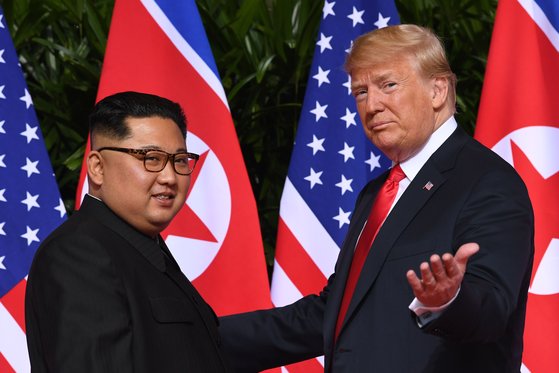 金正恩北朝鮮国務委員長と首脳会談を行ったトランプ前米国大統領。［写真　ＡＦＰ＝聯合ニュース］