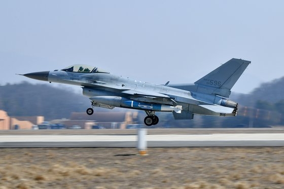 韓国空軍が１１日から西海（ソヘ、黄海）海上射撃場で米空軍と共同で空対空・空対地実射撃訓練を実施したと１５日、明らかにした。写真はＧＢＵ－３１空対地誘導爆弾を装着したＦ－１６が離陸する様子。［写真　韓国空軍］