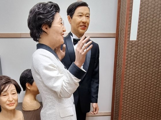 金大中（キム・デジュン）ノーベル平和賞記念館収蔵庫に保管中の金大中元大統領夫妻の人形。［写真　読者］
