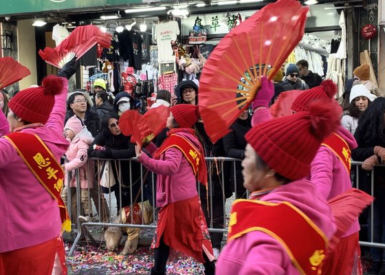 ニューヨーク・チャイナタウンの行事で中国人が扇の舞を踊る場面。［写真　徐坰徳（ソ・ギョンドク）教授］