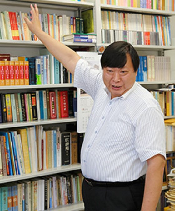 神戸学院大学グローバルコミュニケーション学部所属の胡士雲教授。［写真　神戸学院大学公式サイト　キャプチャー］