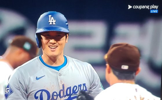 ２０日、米国プロ野球メジャーリーグ（ＭＬＢ）レギュラーシーズン開幕戦３回に金河成（キム・ハソン）と挨拶を交わす大谷。［写真　クーパンプレイ　キャプチャー］