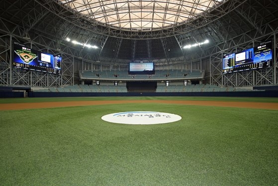 ＭＬＢ開幕戦ソウルシリーズを照らした電光掲示板。韓国企業が製作した。［写真　キウム・ヒーローズ］