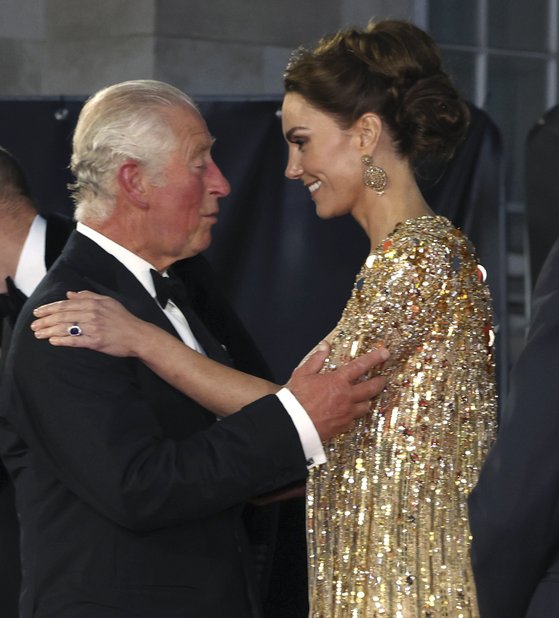 チャールズ英国王とキャサリン皇太子妃の仲睦まじい姿［写真　ＡＰ＝聯合ニュース］