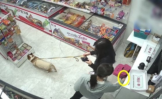 アイスクリームの無人店舗に犬のふんを捨てられた話が伝えられた。［オンラインコミュニティ　キャプチャー］