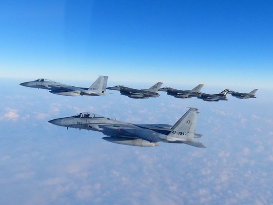 航空自衛隊のＦ１５戦闘機と米空軍のＦ１６戦闘機が合同演習する様子。［写真　日本防衛省、ＥＰＡ＝聯合ニュース］