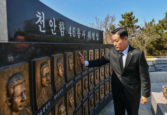 韓国哨戒艦「天安」襲撃事件から１４年を迎え、申源湜（シン・ウォンシク）国防部長官が２６日、白翎島を訪問し、天安４６勇士慰霊塔を参拝した。　［写真　国防部］