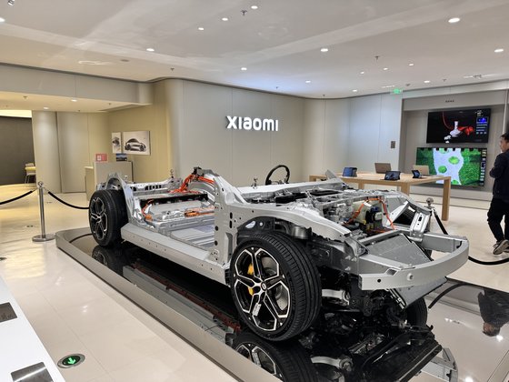  シャオミのショールームに展示されている同社の電気自動車「ＳＵ７」の車体。シン・ギョンジン記者