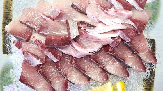 チョンサチェの上にのせられた刺身。※写真は資料です。