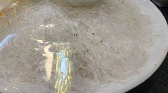 刺身の下に敷かれていたかびのついたチョンサチェ。［写真　オンラインコミュニティ］