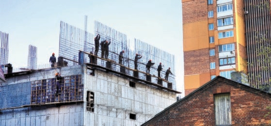 北朝鮮労働者が昨年４月ロシアのウラジオストク都心にある大型工事現場で骨組み工事をする姿。［写真　東亜大学カン・ドンワン教授］