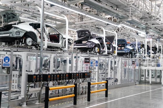  先月２５日、北京のシャオミ自動車工場内の生産ライン。［写真　新華社通信］