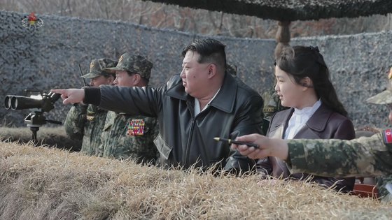 空輸部隊の訓練を指導中の金正恩委員長と娘のジュエ氏。［写真　朝鮮中央テレビ＝聯合ニュース］