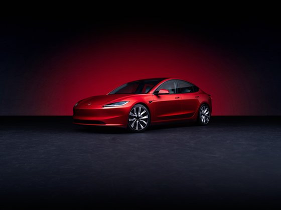 テスラ（Ｔｅｓｌａ）がモデル３（Ｍｏｄｅｌ　３）「ハイランド（Ｈｉｇｈｌａｎｄ）」を４日、韓国で発売した。テスラが新たに発売したモデル３は室内・外を整えたマイナーチェンジモデルだ。車両後面には一体型テールランプを配置して俊敏さを強調した。［写真　テスラ］