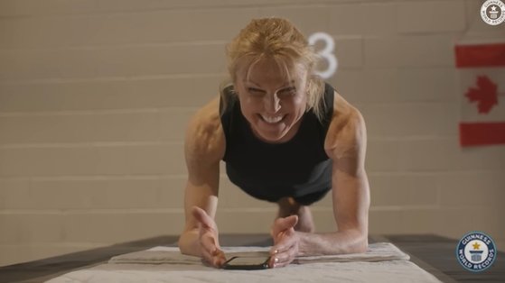 長時間プランクの姿勢を続けることで世界記録を達成したドナジーン・ワイルドさん［ギネス世界記録のユーチューブ　キャプチャー］