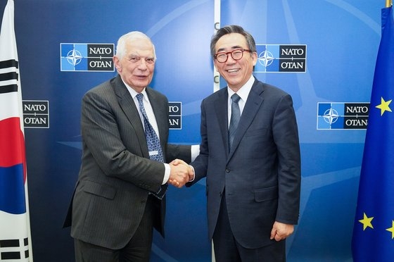 北大西洋条約機構（ＮＡＴＯ）外相会合出席のためにベルギーを訪問中の趙兌烈（チョ・テヨル）外交部長官が４日（現地時間）、ブリュッセルで欧州連合（ＥＵ）のボレル外交安全保障上級代表と会談した。　［写真　外交部］